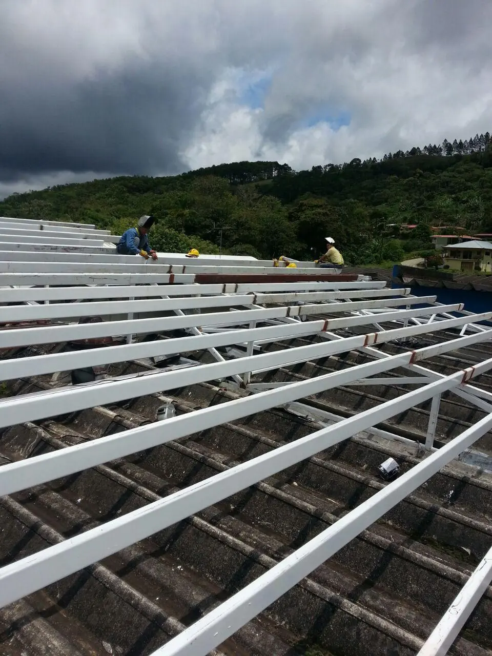 Cambio de cubierta de techo en planta de producción. - Imagen 1