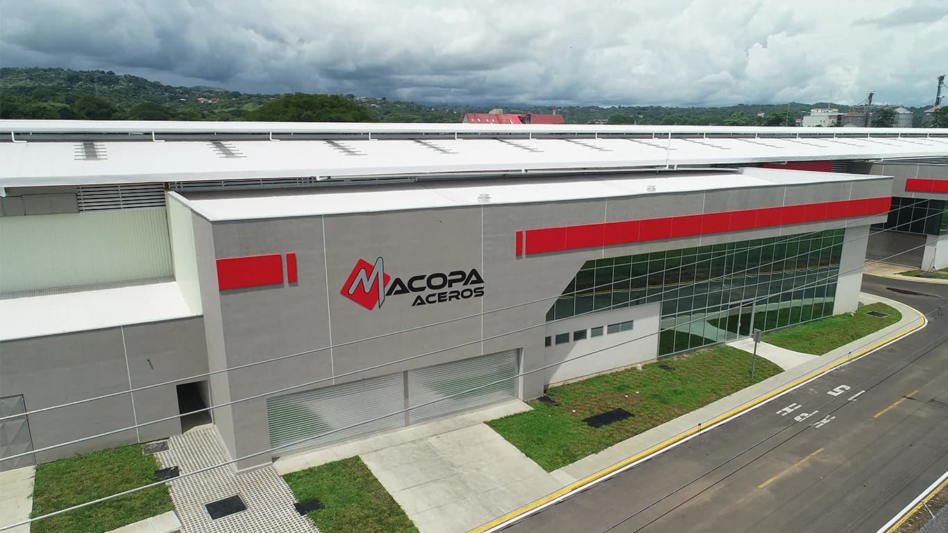 Construcción de cubierta de techo, paredes y oficina de nave industrial - Imagen 1