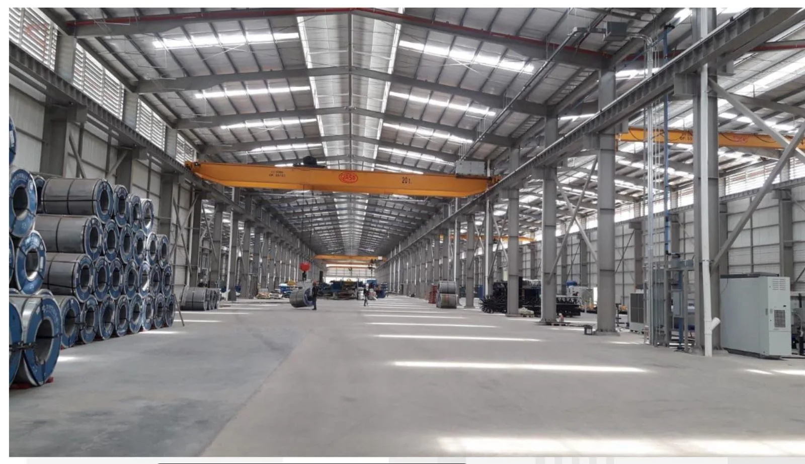 Construcción de cubierta de techo, paredes y oficina de nave industrial