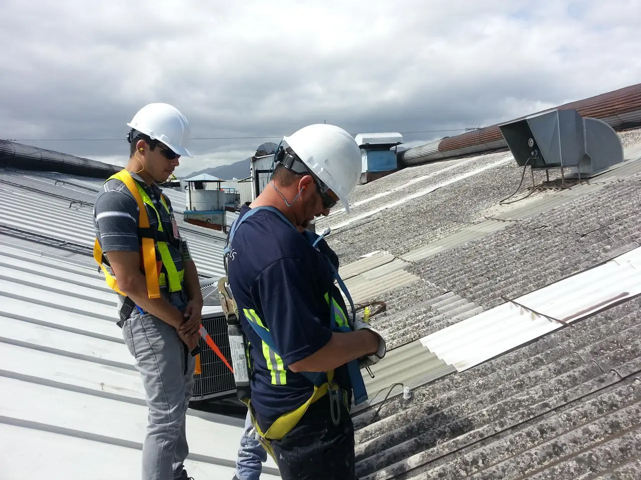 Cambio de cubierta de techo en planta de producción.